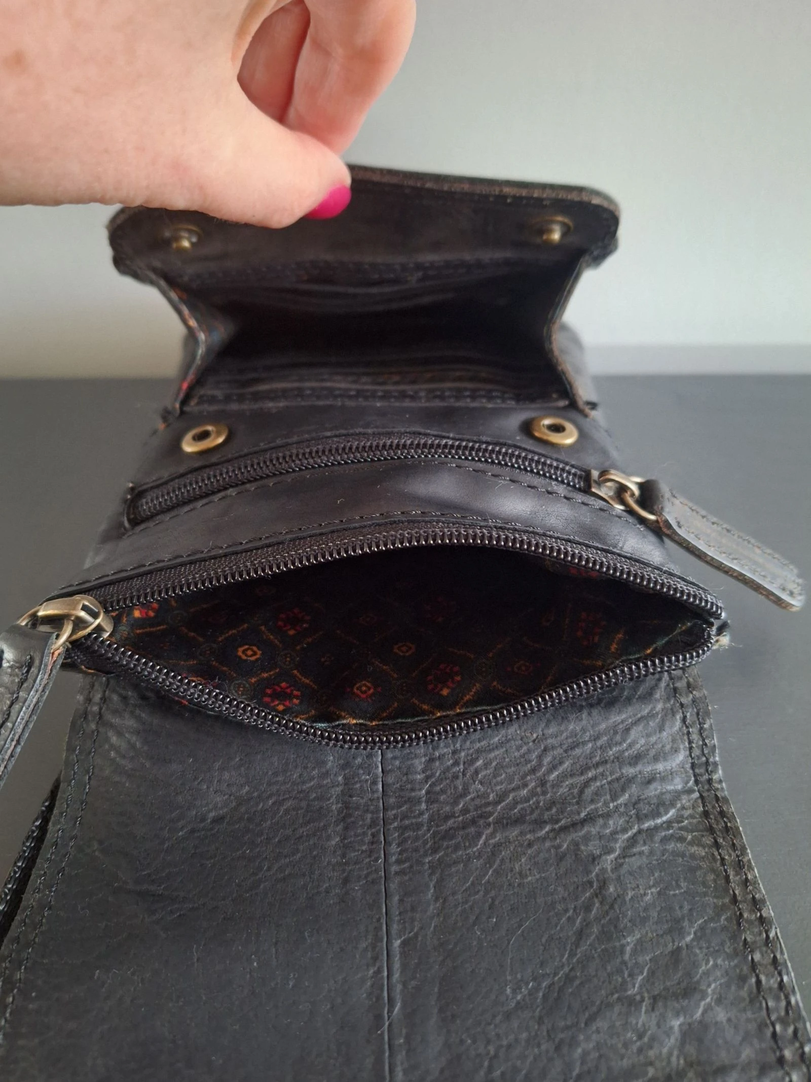 Mini bolso cruzado de cuero negro, compacto, unisex y ajustable – photo 3
